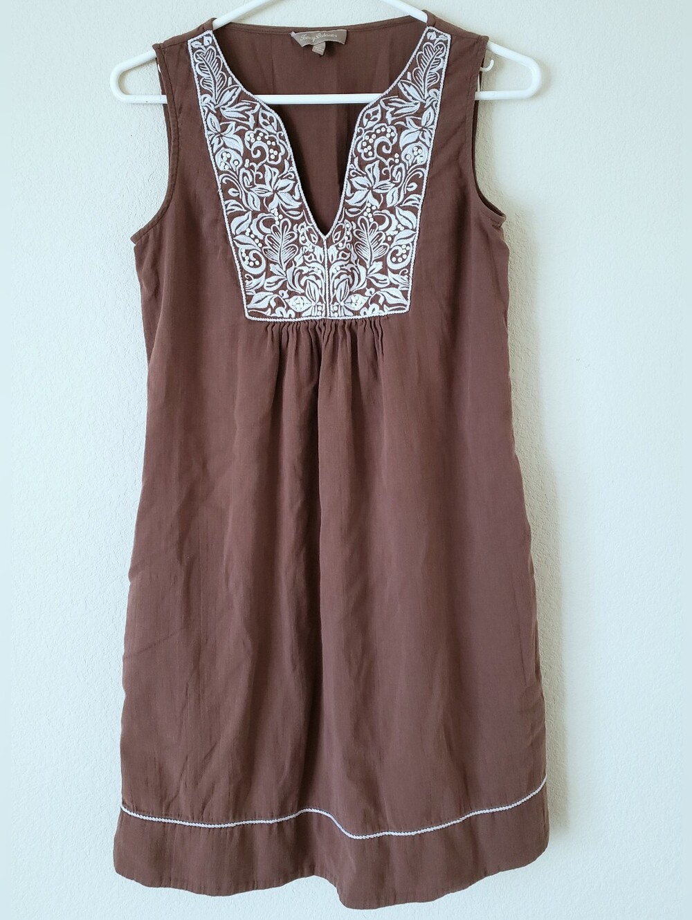 Tommy Bahama Brown Embroidered Sleeveless Tunic Top With Pockets, 2